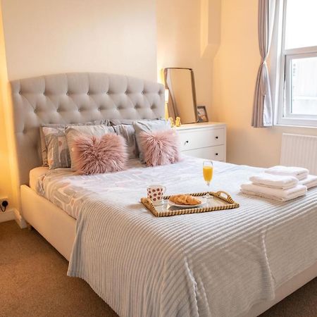 4 Bedroom Flat With High Speed Wi-Fi In North Acton, Ealing, West ロンドン エクステリア 写真