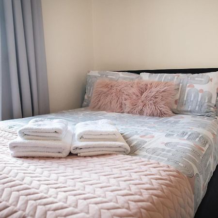 4 Bedroom Flat With High Speed Wi-Fi In North Acton, Ealing, West ロンドン エクステリア 写真