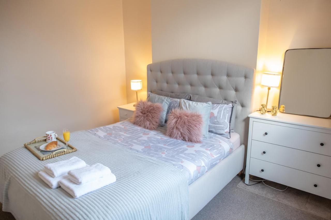 4 Bedroom Flat With High Speed Wi-Fi In North Acton, Ealing, West ロンドン エクステリア 写真