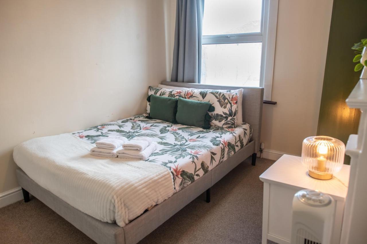 4 Bedroom Flat With High Speed Wi-Fi In North Acton, Ealing, West ロンドン エクステリア 写真