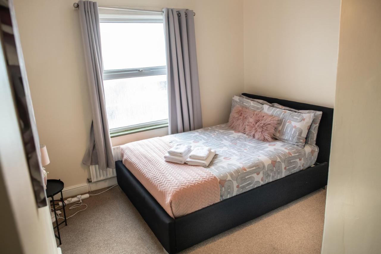 4 Bedroom Flat With High Speed Wi-Fi In North Acton, Ealing, West ロンドン エクステリア 写真