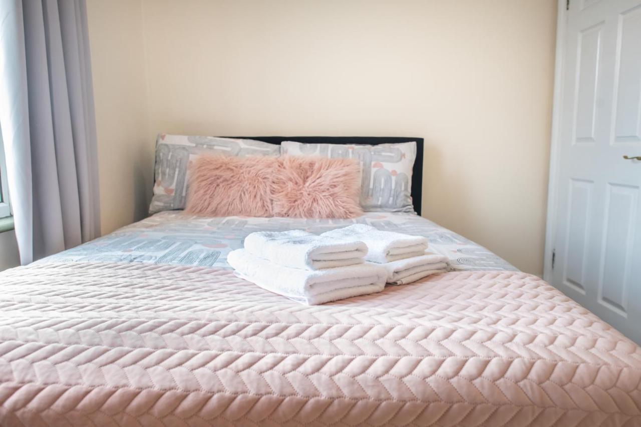 4 Bedroom Flat With High Speed Wi-Fi In North Acton, Ealing, West ロンドン エクステリア 写真