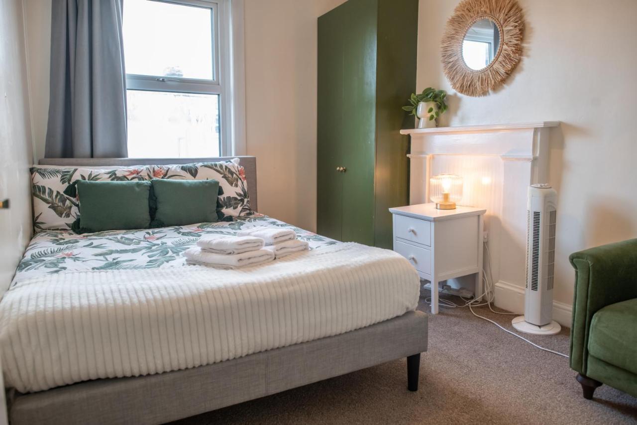 4 Bedroom Flat With High Speed Wi-Fi In North Acton, Ealing, West ロンドン エクステリア 写真