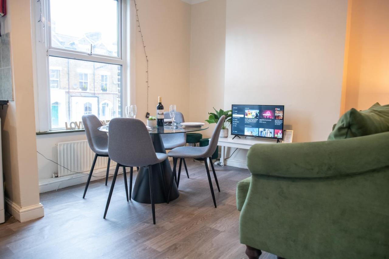 4 Bedroom Flat With High Speed Wi-Fi In North Acton, Ealing, West ロンドン エクステリア 写真