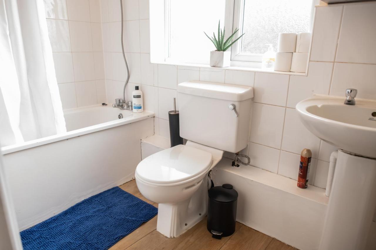 4 Bedroom Flat With High Speed Wi-Fi In North Acton, Ealing, West ロンドン エクステリア 写真