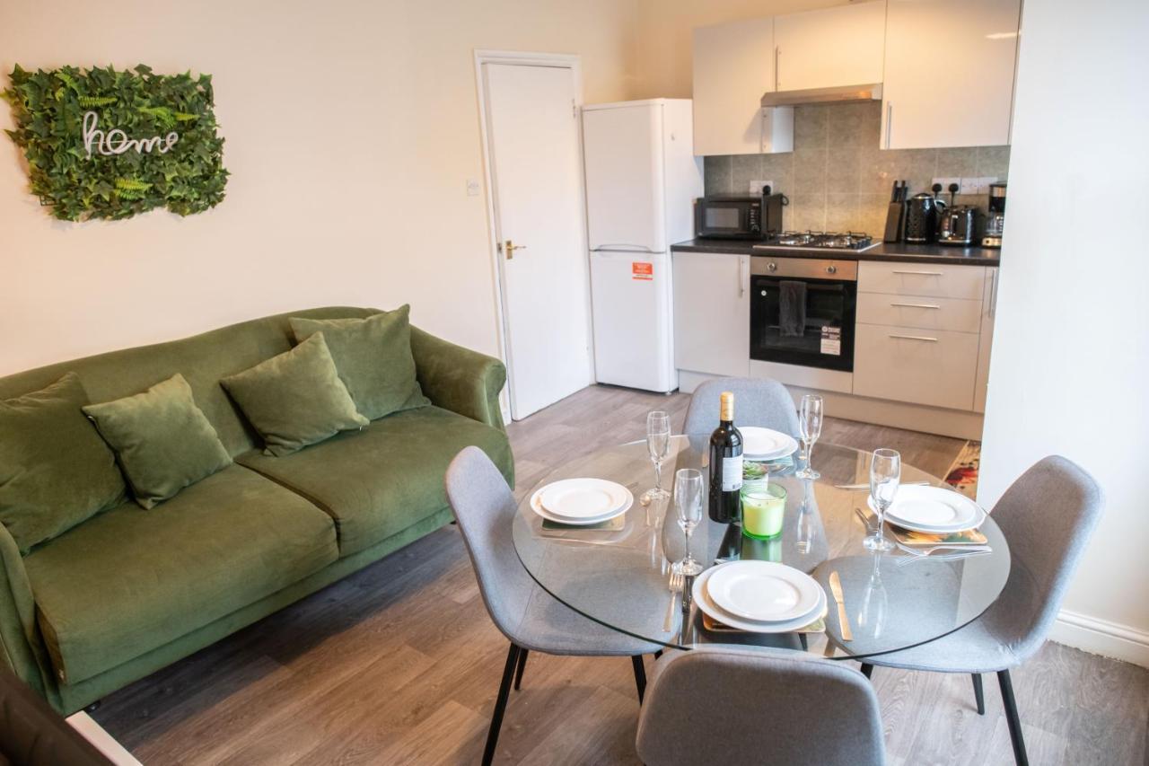 4 Bedroom Flat With High Speed Wi-Fi In North Acton, Ealing, West ロンドン エクステリア 写真