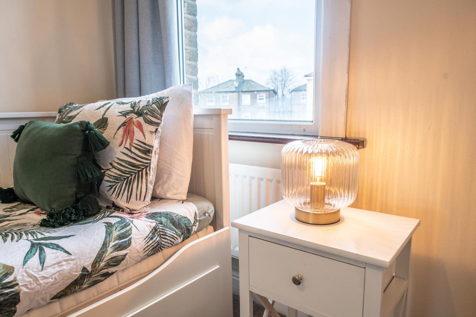 4 Bedroom Flat With High Speed Wi-Fi In North Acton, Ealing, West ロンドン エクステリア 写真